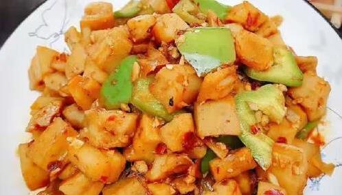 鸡肉嫩滑莲藕脆，10分钟炒出下饭菜，你家餐桌缺这道？