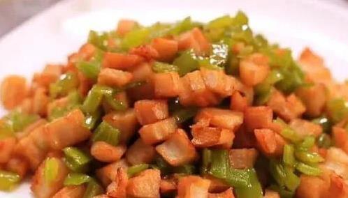 鸡肉嫩滑莲藕脆，10分钟炒出下饭菜，你家餐桌缺这道？