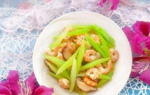 芹菜虾仁一盘菜，简单做法藏玄机，火候不对全白费