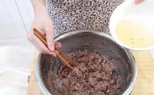 1斤牛肉加1个洋葱，不炒不炖，简单包出汤汁满满的美味