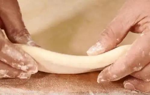 山药不煮汤改做饼,简单几步香软可口,老人小孩抢着吃