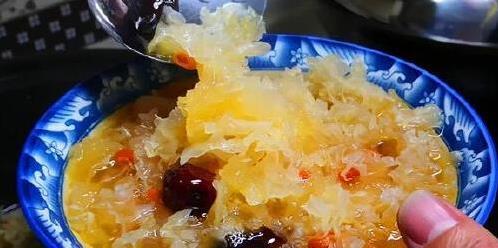 银耳羹总不出胶？大厨教我3个诀窍，30分钟做出饭店味