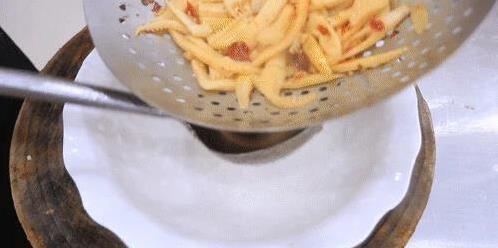 家常水煮肉片这样做，肉嫩汤辣全家夸，热油一浇香翻天