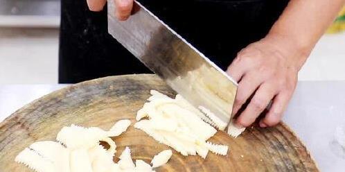 家常水煮肉片这样做，肉嫩汤辣全家夸，热油一浇香翻天