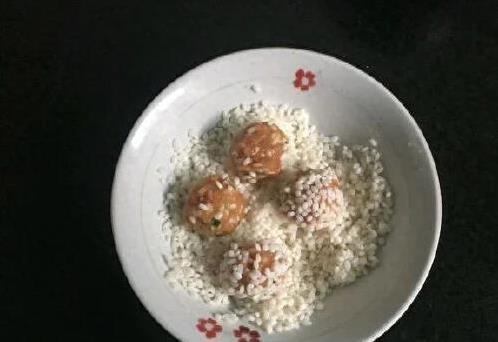 大米不只煮饭香，半斤瘦肉裹珍珠，蒸15分钟惊艳全家