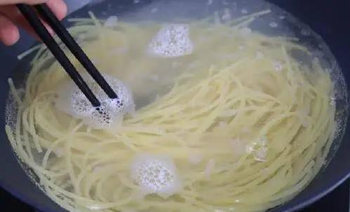 孩子抢着吃意大利面，10分钟做一盘，味道不输西餐厅