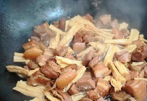 五花肉配腐竹，香到邻居敲门，3招让家常菜秒变大厨味