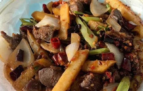 15元干锅牛肉量多肉香，重庆小伙吃一口傻眼，商家回怼你敢信？