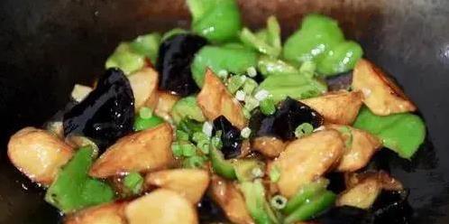 家常菜变身大餐，地三鲜这样做，邻居都来蹭饭