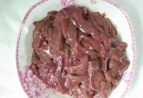 猪肝炒前少一步，难怪又硬又腥？两招教你嫩得像豆腐
