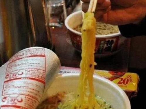 20块一桶龙虾泡面，百只小虾抢风头，康师傅慌了？