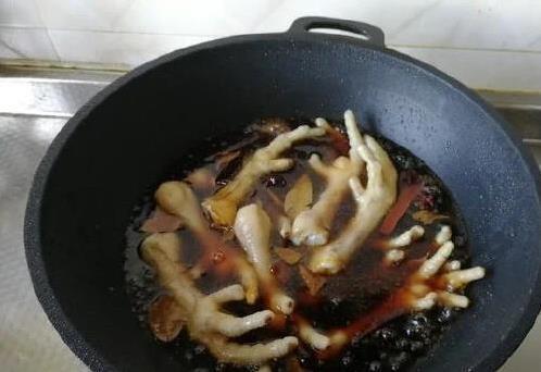 街边小伙卖鸡爪40元一斤不降价，香味引来长队，夜市为何火爆？