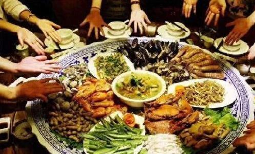 山东饭量有多大？一盆菜吃光，南方人惊呆了！