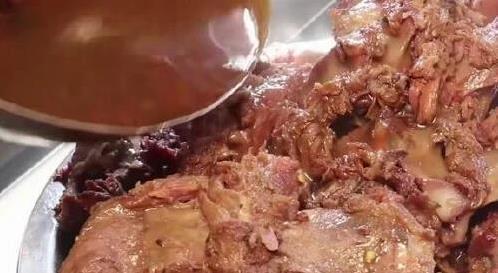 山东驴肉店火爆全城，3小时卖7000块，秘方为何让食客抢疯？
