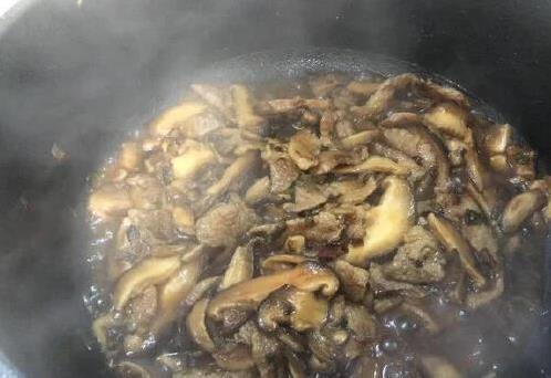 米粉滑溜溜好吃到飞起，香菇肉丝汤做法超简单，你敢试吗？