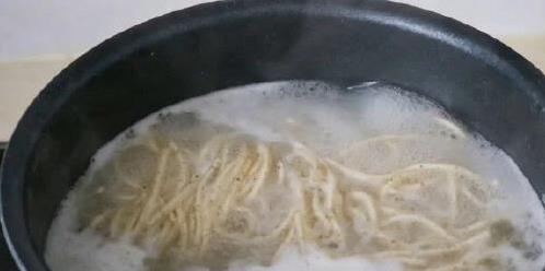 10分钟搞定西红柿鸡蛋盖浇面，汤汁酸甜入味，一碗不够吃？