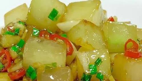 老婆婆一盘冬瓜宴惊艳全村，素食馆冷清却翻盘，秘诀藏在哪？