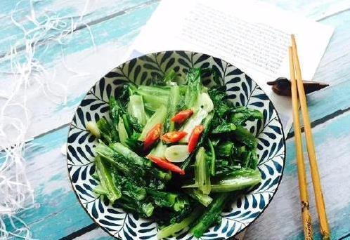 孩子不爱吃菜愁坏妈，两块钱油麦菜上桌，娃抢着吃光盘