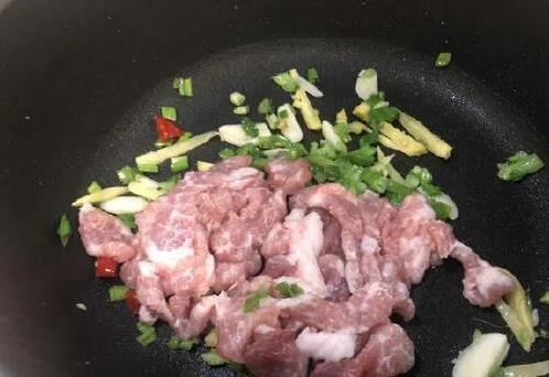 米粉滑溜溜好吃到飞起，香菇肉丝汤做法超简单，你敢试吗？