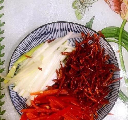 夏天没胃口？10分钟炒酸辣白菜丝，爽口又下饭