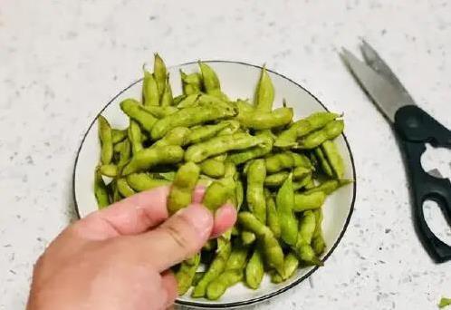毛豆总发黄没味道？学会这3招，煮出翠绿喷香的夜市味