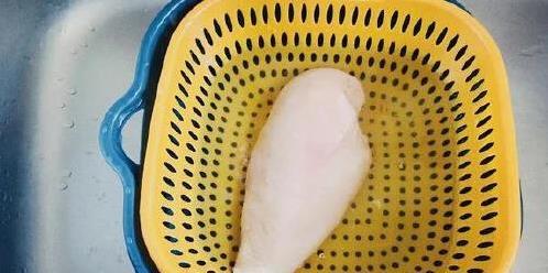 孩子一口接一口，鸡胸肉10分钟变硬菜，你家也能行？