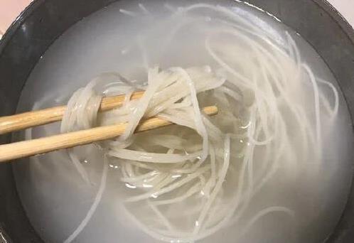 米粉滑溜溜好吃到飞起，香菇肉丝汤做法超简单，你敢试吗？