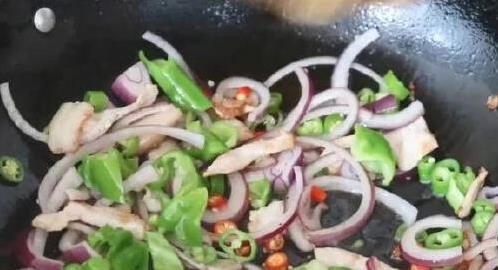 土豆炒青椒，少了这一步白忙活，邻居闻香都来敲门！