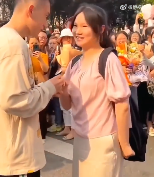 妈妈目睹高考女儿被表白