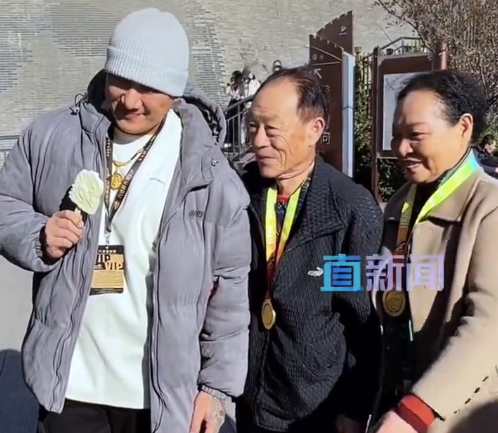 85岁老爷爷和长馆长城温馨合影：凡是支持祖国统一的 我们都应该热情相待