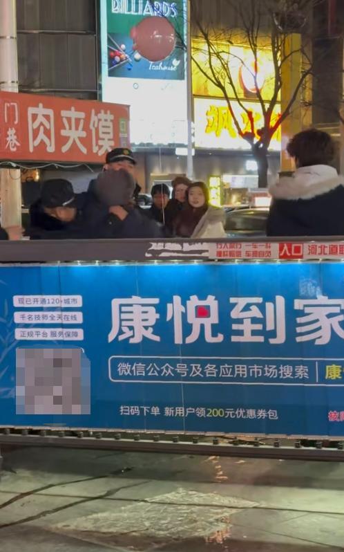 当地回应摊贩抡板凳砸城管后被放倒 冲突因占道经营引发