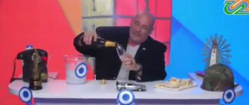 阿根廷主持人开香槟庆祝英女王去世 网友：多少有点过分