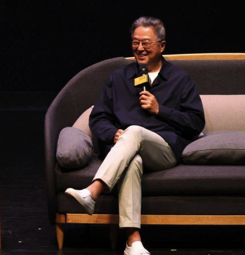 王伟忠：准备去采访郑晓龙，问他是怎么找到肖战这么年轻又有演技的演员的