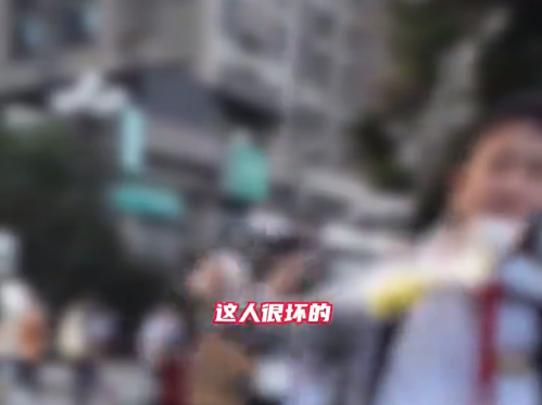 路人撞飞男孩早餐不仅不赔偿还骂人 路人：阿姨请你吃个汉堡，不哭了