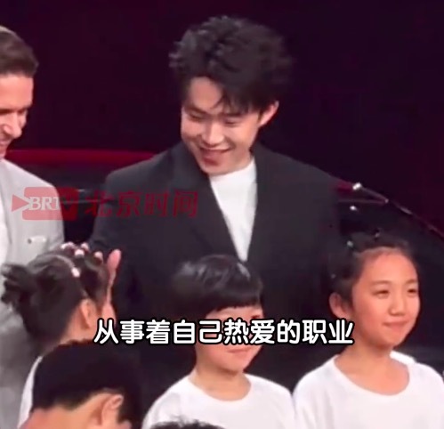 王楚钦高情商发言超暖 上演温柔“摸头杀”