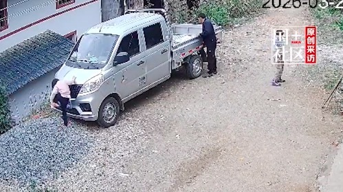 女孩车前刚站20秒就遭致命毒蚁咬 妈妈：咬了十多口