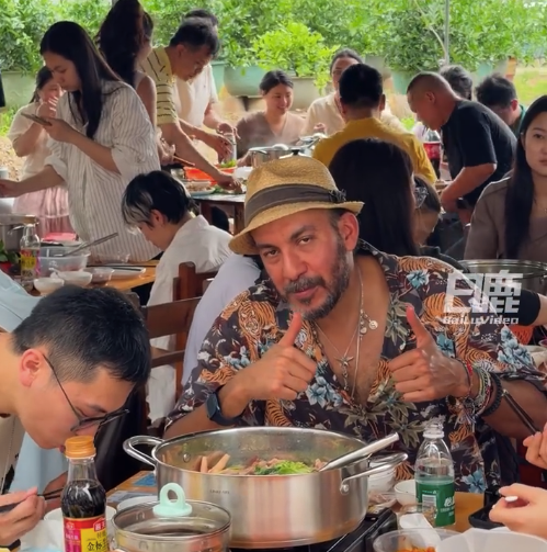 番邦东说念主吃完莫氏鸡煲竖大拇指连连嘉赞