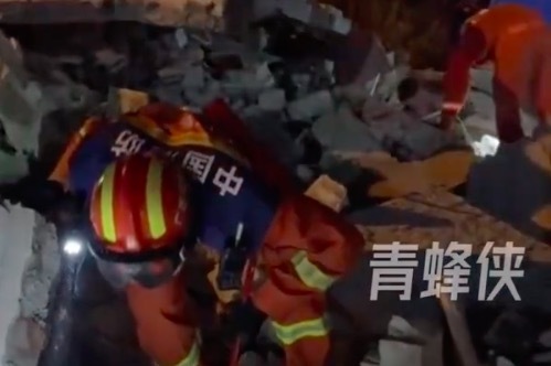 广西柳州凌晨地震，消防员废墟前不断喊“有人吗”