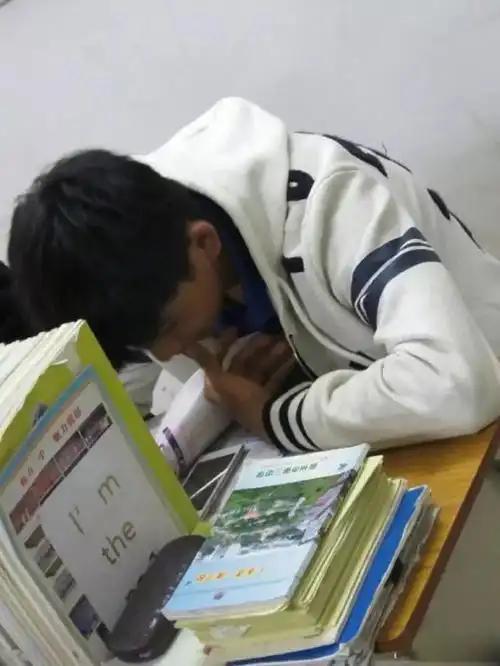 学生沉迷手机，班主任收了他的手机，家长索要，还以死亡相威胁