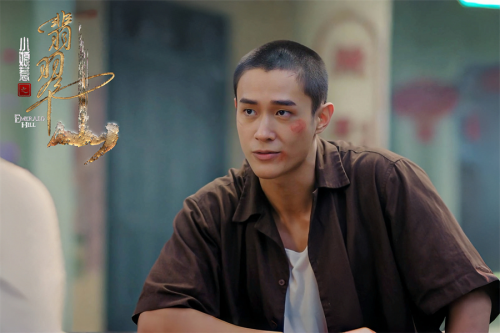 《小娘惹之翡翠山》“拳头硬汉”邓伟徳演绎拳头下的生存法则与真心守护