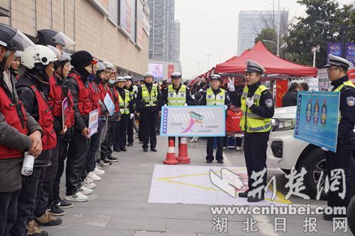 襄阳交警参加文明实践志愿服务公益集市活动