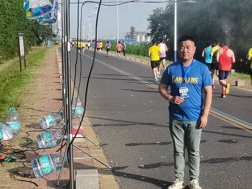 湖北交投江汉运营公司：助力江陵马拉松 爱路志愿展风采