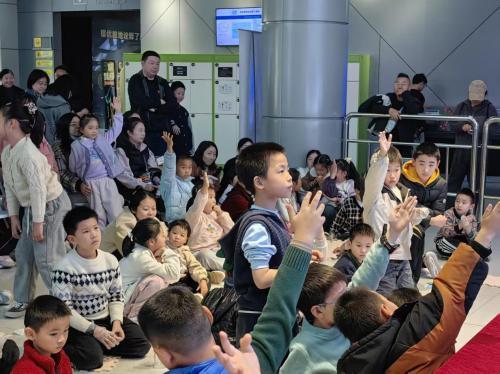 探秘太空生活,品尝航天食品