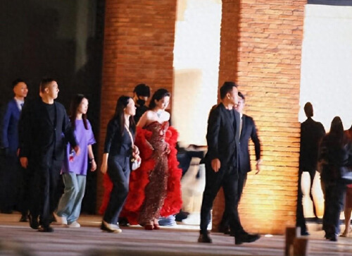37岁刘亦菲与45章子怡上演同款发型，25岁赵露思在晚会尽显高情商