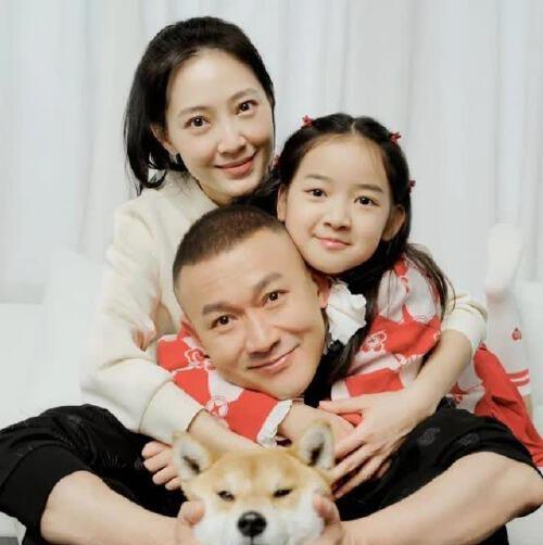 聂远一家青岛玩，二胎女儿出镜漂亮，但还不会走的原因是这样啊！