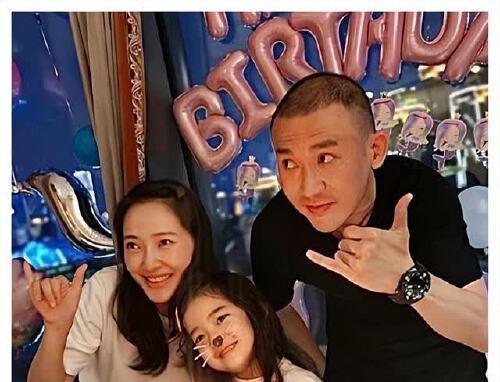 聂远一家青岛玩，二胎女儿出镜漂亮，但还不会走的原因是这样啊！