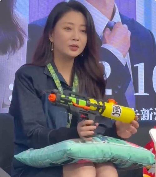 一向“艳压”别人的殷桃，这一次，被章若楠“狠狠”上了一课