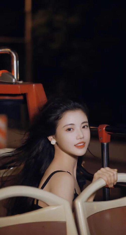 孙珍妮：月貌花容春意浓，柳条细腰舞动时，魅力洒满，永恒流传
