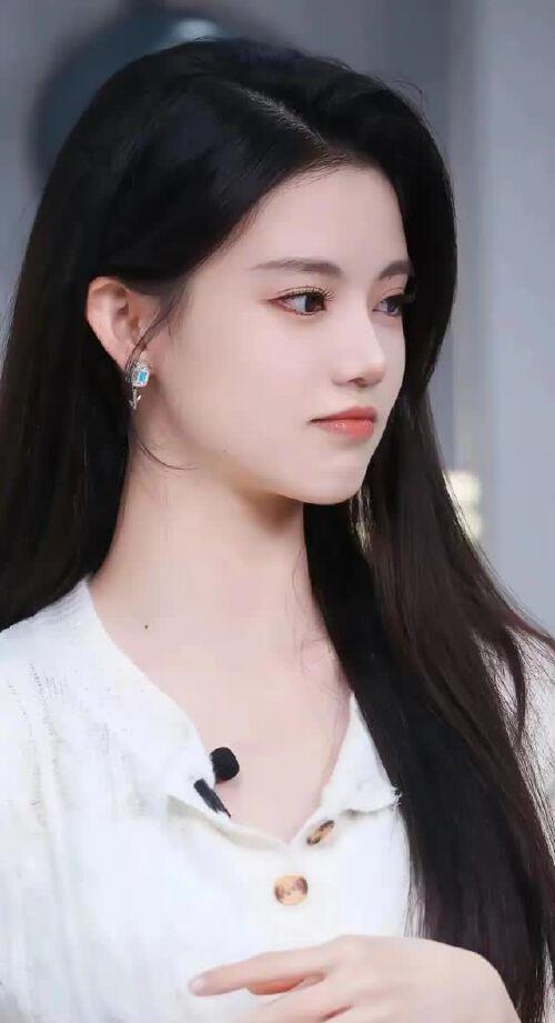 孙珍妮：月貌花容春意浓，柳条细腰舞动时，魅力洒满，永恒流传