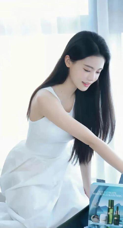 孙珍妮：月貌花容春意浓，柳条细腰舞动时，魅力洒满，永恒流传